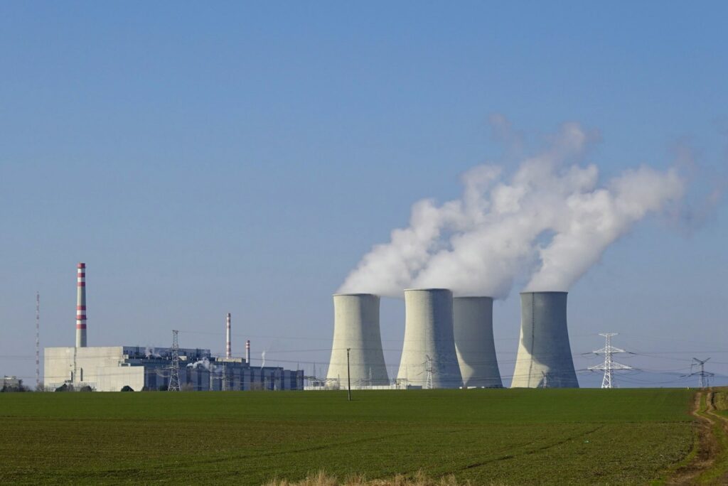 Centrale nucléaire avec tours de refroidissement émettant de la vapeur
